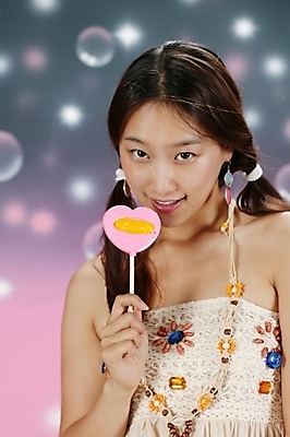 포토 JPG 스튜디오촬영 모델 긴머리 원피스 여자 포즈 백그라운드 모션 양갈래머리 실내 막대사탕 사탕 고개숙이기 한명 미소 들기 사람 손짓 상반신 20대 성인 청춘 귀여움 매력적 한국인 비눗방울 즐거움 상큼 여자만 여자한명만 성인여자만 청년만 청년여자만 성인한명만 청년여자한명만 성인여자한명만 성인만 국내포토 1 헤어스타일 옷 감정 컨셉 디저트 표정 숙이기 동양인 청년 내부 파일형식