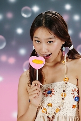 포토 JPG 스튜디오촬영 모델 긴머리 원피스 여자 포즈 백그라운드 모션 양갈래머리 실내 막대사탕 사탕 입벌림 한명 미소 들기 사람 손짓 상반신 20대 성인 청춘 귀여움 매력적 한국인 비눗방울 즐거움 상큼 여자만 여자한명만 성인여자만 청년만 청년여자만 성인한명만 청년여자한명만 성인여자한명만 성인만 국내포토 1 헤어스타일 옷 감정 컨셉 디저트 표정 동양인 청년 내부 파일형식