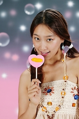 포토 JPG 스튜디오촬영 모델 긴머리 원피스 여자 포즈 백그라운드 모션 양갈래머리 실내 막대사탕 사탕 고개숙이기 한명 미소 들기 사람 손짓 상반신 20대 성인 청춘 귀여움 매력적 한국인 비눗방울 즐거움 상큼 여자만 여자한명만 성인여자만 청년만 청년여자만 성인한명만 청년여자한명만 성인여자한명만 성인만 국내포토 1 헤어스타일 옷 감정 컨셉 디저트 표정 숙이기 동양인 청년 내부 파일형식