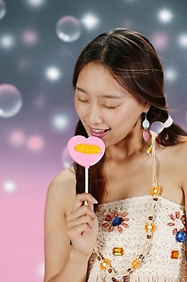 포토 JPG 스튜디오촬영 모델 긴머리 원피스 여자 포즈 백그라운드 모션 양갈래머리 실내 막대사탕 사탕 고개숙이기 한명 미소 들기 사람 손짓 상반신 20대 성인 옆모습 청춘 귀여움 눈감음 매력적 한국인 비눗방울 즐거움 상큼 여자만 여자한명만 성인여자만 청년만 청년여자만 성인한명만 청년여자한명만 성인여자한명만 성인만 국내포토 1 헤어스타일 옷 감정 뷰포인트 컨셉 디저트 표정 숙이기 동양인 청년 내부 파일형식