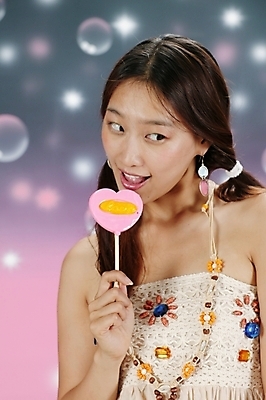 포토 JPG 스튜디오촬영 모델 긴머리 원피스 여자 포즈 백그라운드 모션 양갈래머리 입모양 실내 막대사탕 사탕 고개숙이기 입벌림 한명 미소 들기 사람 손짓 상반신 20대 성인 옆모습 청춘 귀여움 매력적 한국인 비눗방울 즐거움 상큼 여자만 여자한명만 성인여자만 청년만 청년여자만 성인한명만 청년여자한명만 성인여자한명만 성인만 국내포토 모양 1 헤어스타일 옷 감정 뷰포인트 컨셉 디저트 표정 숙이기 동양인 청년 내부 입 파일형식