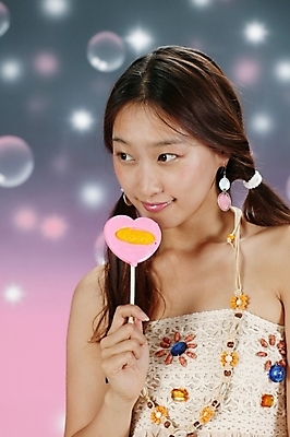 포토 JPG 스튜디오촬영 모델 긴머리 원피스 여자 포즈 백그라운드 모션 양갈래머리 실내 막대사탕 사탕 한명 미소 들기 사람 손짓 상반신 20대 성인 옆모습 청춘 귀여움 매력적 한국인 비눗방울 즐거움 상큼 여자만 여자한명만 성인여자만 청년만 청년여자만 성인한명만 청년여자한명만 성인여자한명만 성인만 국내포토 1 헤어스타일 옷 감정 뷰포인트 컨셉 디저트 표정 동양인 청년 내부 파일형식