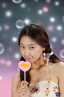 포토 JPG 스튜디오촬영 모델 긴머리 원피스 여자 포즈 백그라운드 모션 양갈래머리 입모양 실내 막대사탕 사탕 한명 미소 들기 사람 손짓 상반신 20대 성인 옆모습 청춘 귀여움 매력적 한국인 비눗방울 즐거움 상큼 여자만 여자한명만 성인여자만 청년만 청년여자만 성인한명만 청년여자한명만 성인여자한명만 성인만 국내포토 모양 1 헤어스타일 옷 감정 뷰포인트 컨셉 디저트 표정 동양인 청년 내부 입 파일형식