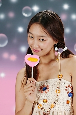 포토 JPG 스튜디오촬영 모델 긴머리 원피스 여자 포즈 백그라운드 모션 양갈래머리 실내 막대사탕 사탕 고개숙이기 한명 미소 들기 사람 손짓 상반신 20대 성인 옆모습 청춘 귀여움 매력적 한국인 비눗방울 즐거움 상큼 여자만 여자한명만 성인여자만 청년만 청년여자만 성인한명만 청년여자한명만 성인여자한명만 성인만 국내포토 1 헤어스타일 옷 감정 뷰포인트 컨셉 디저트 표정 숙이기 동양인 청년 내부 파일형식