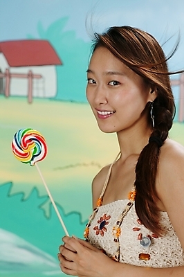 포토 JPG 스튜디오촬영 모델 긴머리 여자 포즈 모션 실내 막대사탕 사탕 한명 미소 사람 상반신 20대 성인 옆모습 한국인 여자만 여자한명만 성인여자만 청년만 청년여자만 성인한명만 청년여자한명만 성인여자한명만 성인만 국내포토 1 헤어스타일 뷰포인트 디저트 표정 동양인 청년 내부 파일형식