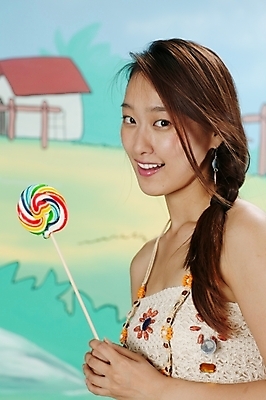 포토 JPG 스튜디오촬영 모델 긴머리 여자 포즈 모션 실내 막대사탕 사탕 한명 미소 사람 상반신 20대 성인 옆모습 한국인 여자만 여자한명만 성인여자만 청년만 청년여자만 성인한명만 청년여자한명만 성인여자한명만 성인만 국내포토 1 헤어스타일 뷰포인트 디저트 표정 동양인 청년 내부 파일형식