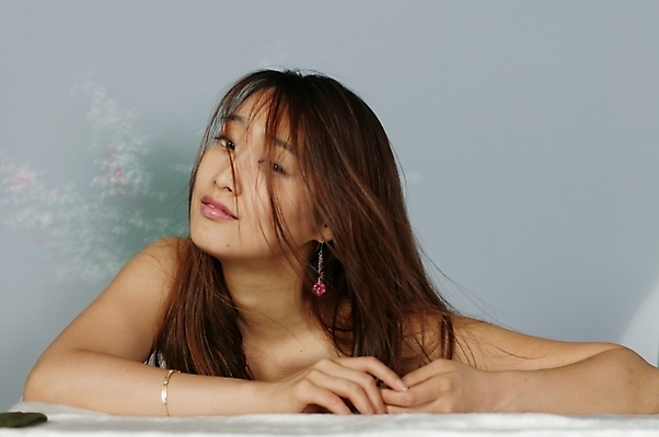 포토 JPG 스튜디오촬영 모델 긴머리 여자 포즈 모션 생머리 날리기 실내 한명 미소 사람 상반신 20대 성인 청춘 머리카락 기댐 매력적 한국인 어깨 고개들기 여자만 여자한명만 성인여자만 청년만 청년여자만 성인한명만 청년여자한명만 성인여자한명만 성인만 국내포토 1 헤어스타일 컨셉 표정 동양인 청년 내부 신체부위 머리 파일형식