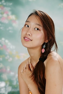 포토 JPG 스튜디오촬영 모델 긴머리 원피스 여자 포즈 모션 땋은머리 실내 한명 미소 사람 앉기 손짓 상반신 20대 성인 옆모습 청춘 귀걸이 매력적 한국인 고개들기 여자만 여자한명만 성인여자만 청년만 청년여자만 성인한명만 청년여자한명만 성인여자한명만 성인만 국내포토 1 헤어스타일 옷 뷰포인트 컨셉 장신구 표정 동양인 청년 내부 파일형식