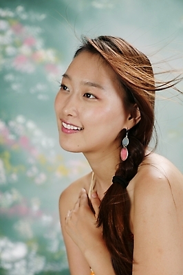 포토 JPG 스튜디오촬영 모델 긴머리 원피스 여자 포즈 모션 날리기 땋은머리 실내 한명 미소 사람 앉기 손짓 상반신 20대 성인 옆모습 청춘 머리카락 귀걸이 매력적 한국인 여자만 여자한명만 성인여자만 청년만 청년여자만 성인한명만 청년여자한명만 성인여자한명만 성인만 국내포토 1 헤어스타일 옷 뷰포인트 컨셉 장신구 표정 동양인 청년 내부 머리 파일형식