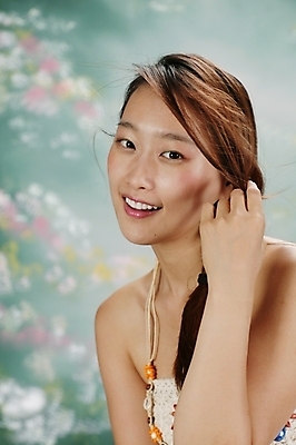 포토 JPG 스튜디오촬영 모델 긴머리 원피스 여자 포즈 모션 날리기 땋은머리 실내 한명 미소 사람 앉기 손짓 상반신 20대 성인 옆모습 청춘 머리카락 귀걸이 매력적 한국인 여자만 여자한명만 성인여자만 청년만 청년여자만 성인한명만 청년여자한명만 성인여자한명만 성인만 국내포토 1 헤어스타일 옷 뷰포인트 컨셉 장신구 표정 동양인 청년 내부 머리 파일형식