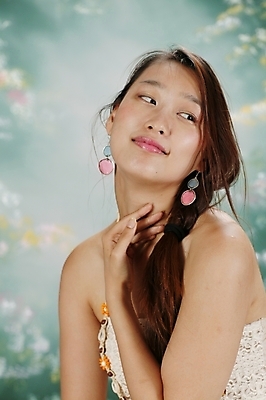 포토 JPG 스튜디오촬영 모델 긴머리 원피스 여자 포즈 모션 땋은머리 실내 한명 미소 사람 앉기 손짓 근접촬영 상반신 20대 성인 옆모습 청춘 귀걸이 매력적 한국인 고개들기 여자만 여자한명만 성인여자만 청년만 청년여자만 성인한명만 청년여자한명만 성인여자한명만 성인만 국내포토 1 헤어스타일 옷 뷰포인트 컨셉 장신구 표정 동양인 청년 내부 파일형식