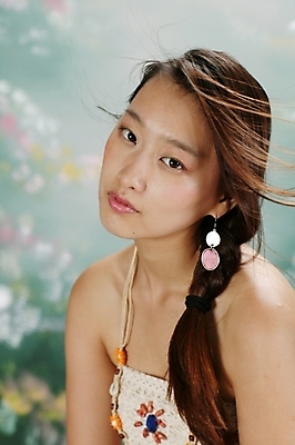 포토 JPG 스튜디오촬영 모델 긴머리 원피스 여자 포즈 모션 날리기 땋은머리 실내 무표정 한명 사람 앉기 상반신 20대 성인 옆모습 청춘 머리카락 귀걸이 매력적 한국인 고개들기 여자만 여자한명만 성인여자만 청년만 청년여자만 성인한명만 청년여자한명만 성인여자한명만 성인만 국내포토 1 헤어스타일 옷 감정 뷰포인트 컨셉 장신구 표정 동양인 청년 내부 머리 파일형식