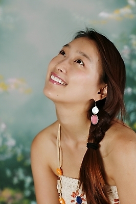 포토 JPG 스튜디오촬영 모델 긴머리 원피스 여자 포즈 모션 땋은머리 실내 한명 미소 사람 앉기 상반신 20대 성인 옆모습 청춘 귀걸이 매력적 한국인 올려보기 고개들기 여자만 여자한명만 성인여자만 청년만 청년여자만 성인한명만 청년여자한명만 성인여자한명만 성인만 국내포토 1 헤어스타일 옷 뷰포인트 컨셉 장신구 표정 동양인 청년 내부 파일형식