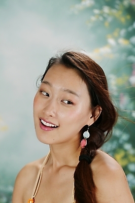 포토 JPG 스튜디오촬영 모델 긴머리 원피스 여자 포즈 모션 날리기 땋은머리 실내 한명 미소 웃음 사람 앉기 상반신 20대 성인 옆모습 청춘 머리카락 귀걸이 매력적 한국인 여자만 여자한명만 성인여자만 청년만 청년여자만 성인한명만 청년여자한명만 성인여자한명만 성인만 국내포토 1 헤어스타일 옷 뷰포인트 컨셉 장신구 표정 동양인 청년 내부 머리 파일형식