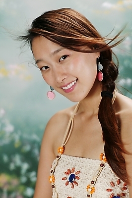 포토 JPG 스튜디오촬영 모델 긴머리 원피스 여자 포즈 모션 날리기 땋은머리 실내 고개숙이기 한명 미소 사람 앉기 상반신 20대 성인 옆모습 청춘 머리카락 귀걸이 매력적 한국인 여자만 여자한명만 성인여자만 청년만 청년여자만 성인한명만 청년여자한명만 성인여자한명만 성인만 국내포토 1 헤어스타일 옷 뷰포인트 컨셉 장신구 표정 숙이기 동양인 청년 내부 머리 파일형식