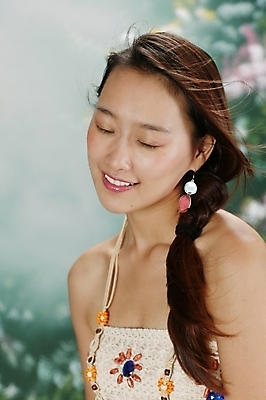 포토 JPG 스튜디오촬영 모델 긴머리 원피스 여자 포즈 모션 날리기 땋은머리 실내 한명 미소 사람 앉기 근접촬영 상반신 20대 성인 옆모습 청춘 머리카락 눈감음 귀걸이 매력적 한국인 여자만 여자한명만 성인여자만 청년만 청년여자만 성인한명만 청년여자한명만 성인여자한명만 성인만 국내포토 1 헤어스타일 옷 뷰포인트 컨셉 장신구 표정 동양인 청년 내부 머리 파일형식