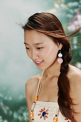 포토 JPG 스튜디오촬영 모델 긴머리 원피스 여자 포즈 모션 날리기 땋은머리 실내 고개숙이기 한명 미소 사람 앉기 상반신 20대 성인 옆모습 청춘 머리카락 귀걸이 매력적 한국인 여자만 여자한명만 성인여자만 청년만 청년여자만 성인한명만 청년여자한명만 성인여자한명만 성인만 내려보기 국내포토 1 헤어스타일 옷 뷰포인트 컨셉 장신구 표정 숙이기 동양인 청년 내부 머리 파일형식