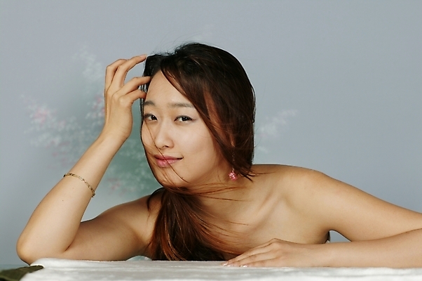 포토 JPG 스튜디오촬영 모델 긴머리 여자 포즈 모션 생머리 날리기 실내 한명 미소 사람 손짓 상반신 20대 성인 옆모습 청춘 머리카락 기댐 매력적 한국인 어깨 여자만 여자한명만 성인여자만 청년만 청년여자만 성인한명만 청년여자한명만 성인여자한명만 성인만 국내포토 1 헤어스타일 뷰포인트 컨셉 표정 동양인 청년 내부 신체부위 머리 파일형식