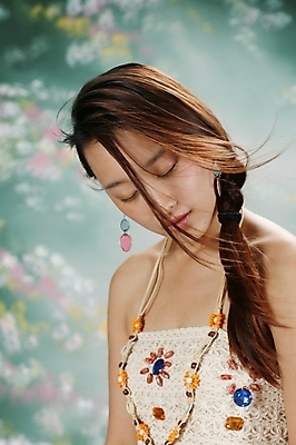 포토 JPG 스튜디오촬영 모델 긴머리 원피스 여자 포즈 모션 땋은머리 실내 한명 사람 앉기 상반신 20대 성인 청춘 귀걸이 매력적 한국인 여자만 여자한명만 성인여자만 청년만 청년여자만 성인한명만 청년여자한명만 성인여자한명만 성인만 국내포토 1 헤어스타일 옷 컨셉 장신구 동양인 청년 내부 파일형식