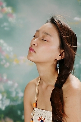 포토 JPG 스튜디오촬영 모델 긴머리 원피스 여자 포즈 모션 날리기 땋은머리 실내 한명 사람 앉기 상반신 20대 성인 옆모습 청춘 머리카락 눈감음 귀걸이 매력적 한국인 고개들기 여자만 여자한명만 성인여자만 청년만 청년여자만 성인한명만 청년여자한명만 성인여자한명만 성인만 국내포토 1 헤어스타일 옷 뷰포인트 컨셉 장신구 동양인 청년 내부 머리 파일형식