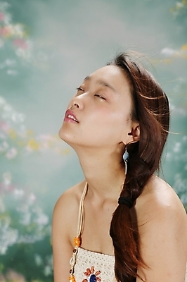 포토 JPG 스튜디오촬영 모델 긴머리 원피스 여자 포즈 모션 입모양 날리기 땋은머리 실내 한명 사람 앉기 상반신 20대 성인 옆모습 청춘 머리카락 눈감음 귀걸이 매력적 한국인 고개들기 여자만 여자한명만 성인여자만 청년만 청년여자만 성인한명만 청년여자한명만 성인여자한명만 성인만 국내포토 모양 1 헤어스타일 옷 뷰포인트 컨셉 장신구 동양인 청년 내부 머리 입 파일형식