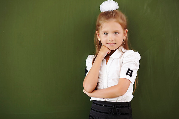 포토 JPG 해외이미지 백인 학생 여학생 여자 교육 어린이 교실 학교 수업 실내 한명 서기 미소 사람 책 초록색 칠판 수학 분필 소녀한명만 해외202004 해외포토 서양인 1 컬러 교과목 모션 표정 내부 초크 여자한명만 소녀만 파일형식