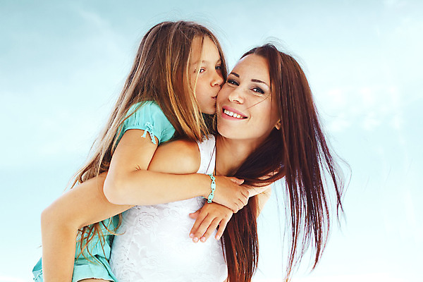 포토 JPG 해외이미지 라이프스타일 여자 딸 행복 어린이 여행 학교 가족 관계 포옹 놀이 하늘 엄마 휴가 휴식 함께함 건강 사람 야외 두명 물 파란색 육아 8 작음 세대 7 옛날 해외202004 해외포토 자연요소 교육 감정 컬러 컨셉 안기 생활 숫자 크기 파일형식