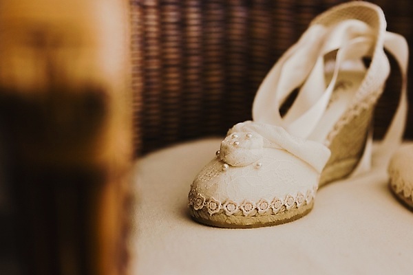 포토 JPG 해외이미지 구두 신발 실내 사람없음 하이힐 소프트포커스 오브젝트 웨딩슈즈 해외202004 해외포토 촬영기법 내부 여성화 결혼소품 파일형식