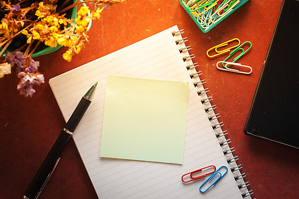 포토 JPG 해외이미지 디자인 종이 백그라운드 아이디어 사람없음 빨간색 펜 다이어리 공책 공백 기록 복고 클립 해외202004 해외포토 컬러 컨셉 문구용품 필기구 사무용품 파일형식