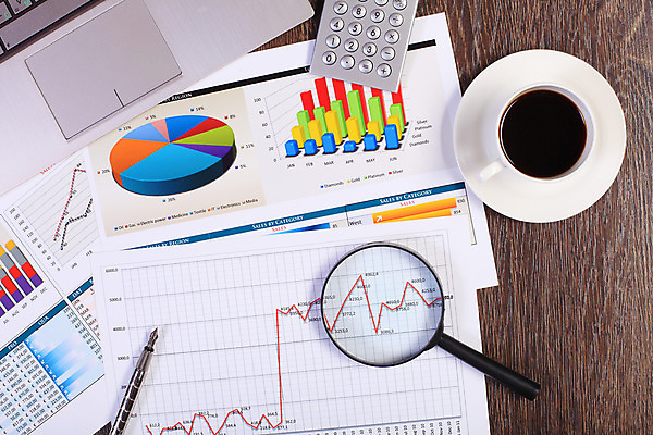 포토 JPG 해외이미지 종이 컨셉 회사 비즈니스 통계 탁자 그래프 직장 사람없음 사무실 펜 볼펜 자료 계산기 정보 키보드 업무 계획 오브젝트 보고서 문서 해외202004 해외포토 가구 문구용품 필기구 장비 작업 파일형식