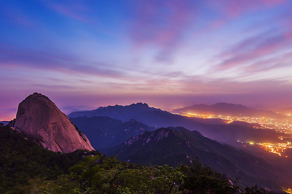 포토 JPG 해외이미지 공원 여행 백그라운드 자연 하늘 아침 산 서울 한국 풍경 사람없음 야외 여름 햇빛 일출 일몰 바위 숲 남쪽 전국 절정 해외202004 해외포토 주간 계절 공공시설 아시아 태양 노을 돌_바위 방향 생태계 파일형식