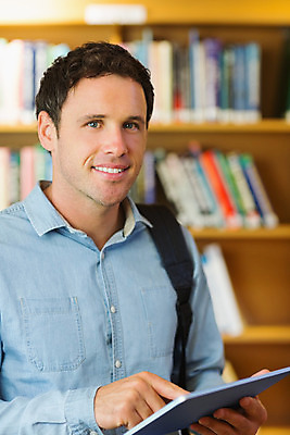 포토 JPG 해외이미지 백인 학생 응시 교육 남자 책장 실내 한명 서기 성인 책 30대 학습 스터디 태블릿 터치 정보 잡기 도서관 대학교 과제 터치스크린 해외202004 해외포토 서양인 1 시선 가구 학교 모션 사람 내부 장년 전자제품 스마트기기 파일형식