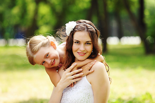 포토 JPG 해외이미지 백인 라이프스타일 응시 공원 여자 꽃 딸 행복 어린이 2 밭 가족 포옹 엄마 함께함 사랑 한명 웃음 사람 야외 초록색 기쁨 육아 시골 해외202004 해외포토 서양인 식물 1 시선 공공시설 감정 컬러 컨셉 농업 관계 안기 표정 생활 파일형식