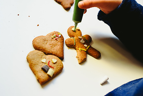 포토 JPG 해외이미지 모양 백인 전통 손 계절 행복 아들 어린이 음식 백그라운드 크리스마스 가족 탁자 디저트 실내 요리 사람 소년 장식 쿠키 주방 흰색 축하 달콤 굽기 준비 반죽 만들기 맛있는 해외202004 해외포토 서양인 기념일 남자 감정 컬러 가구 컨셉 관계 모션 내부 신체부위 맛 구이 파일형식