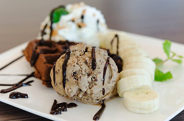 포토 JPG 해외이미지 음식 아이스크림 디저트 바나나 사람없음 컬러풀 갈색 초콜릿 흰색 달콤 크림 토핑 시럽 와플 페스츄리 해외202004 해외포토 빵 컬러 과일 맛 파일형식