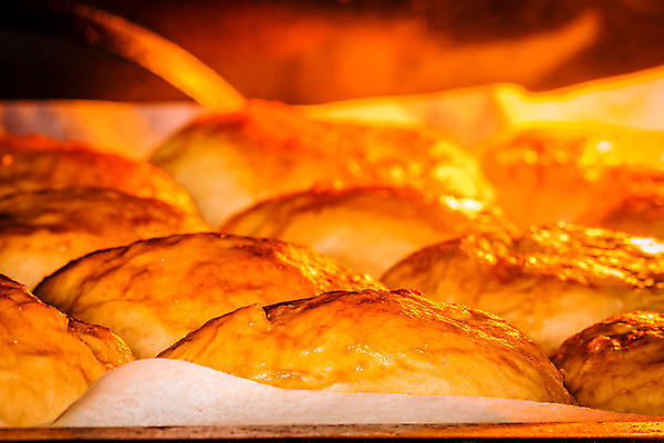 포토 JPG 해외이미지 전통 산업 음식 백그라운드 십자가 주택 쟁반 실내 건강 요리 사람없음 갈색 주방 얼음 식사 저녁식사 빵집 껍질 흰색 대접 신선 최고 뜨거움 황금 오븐 달콤 맛 낟알 난로 굽기 먹기 반죽 밀가루 덩어리 내추럴 건포도 번 이스트 페스츄리 핸드메이드 많음 해외202004 해외포토 자연요소 빵 컬러 컨셉 모션 포도 내부 건물 상점 가전제품 난방기 가루 구이 건과일 파일형식