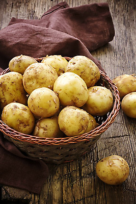 포토 JPG 해외이미지 음식 백그라운드 농업 다이어트 채소 자연 탁자 새로움 감자 건강 요리 사람없음 목재 빛 농작물 농장 갈색 바구니 어둠 수확 가을 흰색 시골 신선 시장 맛 준비 싱글 유기농 날것 뿌리 흙더미 내추럴 녹말 밭일 생식 옛날 채식주의자 탄수화물 비건 해외202004 해외포토 나무 웰빙 계절 산업 컬러 가구 컨셉 재료 흙 생태계 채식 파일형식 더미