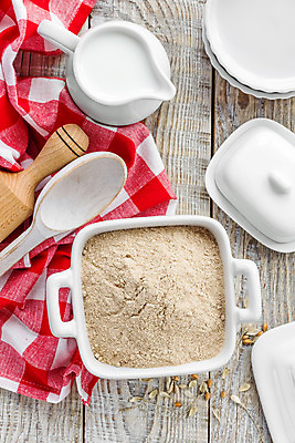 포토 JPG 해외이미지 음식 백그라운드 재료 탁자 요리 사람없음 목재 갈색 쌓기 주방 흰색 기구 사발 가루 준비 날것 반죽 밀가루 밀가루반죽 통밀 해외202004 해외포토 나무 컬러 가구 모션 사기그릇 밀 파일형식