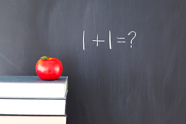 포토 JPG 해외이미지 학생 교육 어린이 백그라운드 교실 학교 사람없음 책 스터디 쌓기 칠판 수확 기록 가르침 사과 분필 정사각형 해외202004 해외포토 도형 농업 과일 모션 사람 학습 초크 파일형식