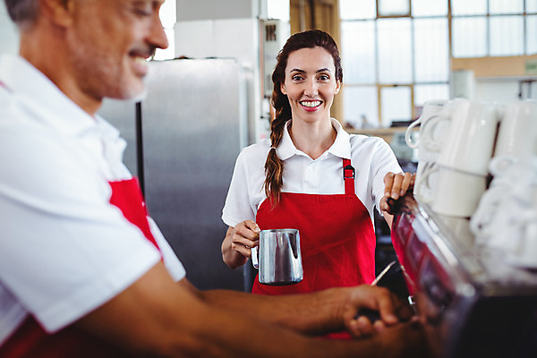 포토 JPG 해외이미지 백인 라이프스타일 응시 여자 남자 행복 커피 음식 중년 50대 유니폼 비즈니스 노동자 갈색머리 서기 성인 두명 30대 식당 앞치마 카페 잡기 업무 뜨거움 종업원 직원 서비스 준비 만들기 바리스타 카페테리아 에스프레소 해외202004 해외포토 서양인 직업 헤어스타일 시선 옷 감정 음료 모션 사람 생활 장년 상점 작업 파일형식