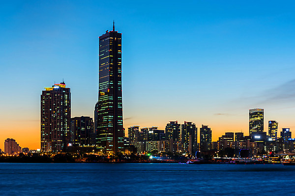 포토 JPG 해외이미지 아시아 여행 비즈니스 건축양식 산 서울 한국 안테나 동양인 풍경 사람없음 건물 금융 도시풍경 탑 텔레비전 어둠 황혼 새벽 도시 센터 N 도심 야간 저녁 장면 지역 대도시 스카이라인 남쪽 해외202004 해외포토 자연요소 건축물 알파벳 건축 나라 통신 인종 경제 전자제품 일몰 방향 파일형식