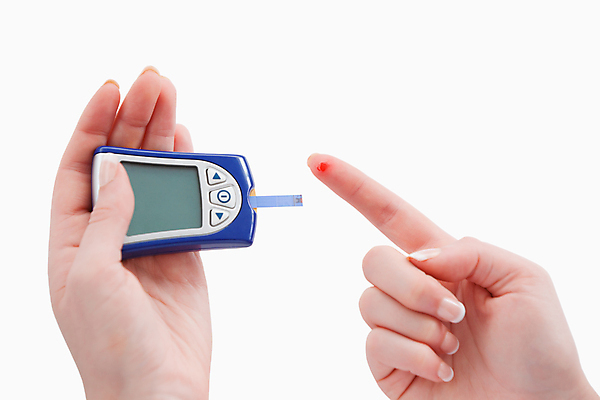 포토 JPG 해외이미지 백인 라이프스타일 손 여자 신체 손가락 건강 병원 한명 사람 성인 치료 약 장비 흰색 기구 마사지 혈액 질병 설탕 피부 측정 감시 테라피 계량기 찌르기 거짓말 당뇨병 돌봄 인슐린 포도당 의료성형뷰티 해외202004 해외포토 서양인 1 컬러 의학 모션 생활 신체부위 뷰티 파일형식