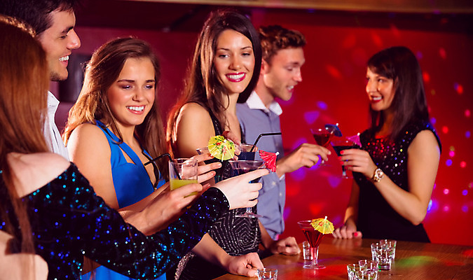 포토 JPG 해외이미지 백인 긴머리 드레스 여자 남자 행복 탁자 맥주 함께함 실내 사람 이벤트 여러명 20대 성인 파티 우정 축하 칵테일 바 화려 클럽 흥분 축배 성인만 유흥 해외202004 해외포토 서양인 헤어스타일 옷 감정 가구 다수 컨셉 주류 청년 내부 친구 파일형식