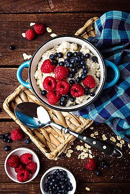 포토 JPG 해외이미지 접시 사람없음 하이앵글 숟가락 식탁보 사발 달콤 블루베리 산딸기 뮤즐리 오트밀 플랫레이 해외202004 해외포토 식기 뷰포인트 과일 수저 사기그릇 플랫 맛 파일형식 귀리