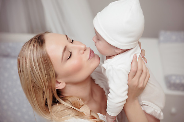포토 JPG 해외이미지 백인 라이프스타일 여자 행복 가족 엄마 키스 실내 사랑 미소 사람 상반신 성인 두명 옆모습 부모 눈감음 기쁨 방 육아 아기 돌봄 들어올리기 해외202004 해외포토 서양인 감정 뷰포인트 관계 모션 표정 내부 생활 애정표현 파일형식