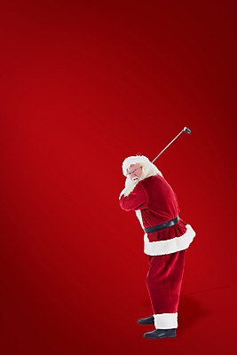 포토 JPG 해외이미지 전신 노년 남자 크리스마스 골프 한명 옆모습 빨간색 산타클로스 골프채 스윙 노인남자한명만 해외202004 해외포토 1 기념일 뷰포인트 컬러 포즈 골프용품 사람 성인 구기 남자한명만 노인남자만 파일형식