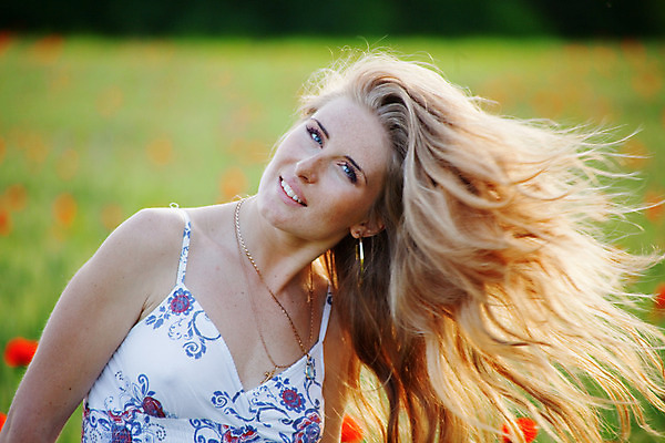 포토 JPG 해외이미지 모델 라이프스타일 응시 여자 꽃 행복 포즈 밭 모션 자연 바람 한명 사람 야외 빨간색 초록색 파란색 금발 햇빛 화목 봄 자유 시골 표현 장면 양귀비 해외202004 해외포토 자연요소 식물 1 헤어스타일 시선 계절 감정 컬러 컨셉 농업 날씨 생활 태양 생태계 파일형식