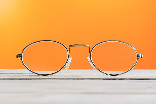 포토 JPG 해외이미지 디자인 응시 안경 과학 백그라운드 오렌지 비즈니스 탁자 성공 프레임 건강 사람없음 목재 독서 반사 유행 검은색 침묵 장비 흰색 우아함 보호 분석 오브젝트 검색 시력 비전 시력검사 블러 업그레이드 옛날 광학 스타일 해외202004 해외포토 나무 시선 잡화 컬러 가구 컨셉 과일 재료 소리 검사_조사 파일형식