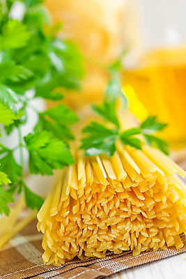 포토 JPG 해외이미지 전통 리본 음식 재료 탁자 주택 건조 파스타 스파게티 요리 사람없음 목재 노란색 주방 저녁식사 이탈리아 흰색 시골 신선 거친 맛 상품 밀 지중해 묘사 국수 날것 반죽 밀가루 레시피 마카로니 생식 채식주의자 탄수화물 핸드메이드 비건 해외202004 해외포토 나무 유럽 바다 컬러 가구 컨셉 곡류 서양음식 건물 식사 면류 가루 채식 파스타면 파일형식