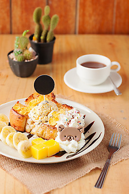 포토 JPG 해외이미지 접시 음식 빵 백그라운드 과일 아이스크림 디저트 바나나 건강 요리 사람없음 갈색 주방 식당 카페 추위 수확 흰색 신선 황금 달콤 맛 아침식사 크림 토스트 시럽 버터 꿀 내추럴 바닐라 핸드메이드 스타일 맛있는 해외202004 해외포토 식기 컬러 컨셉 농업 상점 식사 파일형식